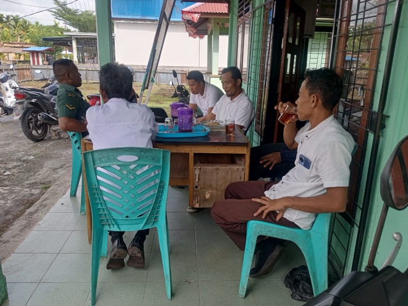 Komsos Babinsa Koramil 06/Merbau Dorong Penyelesaian Masalah Secara Kekeluargaan