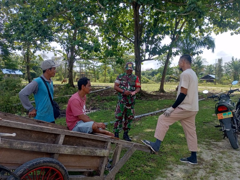 Kegiatan Komsos Babinsa Dorong Kepedulian Sosial Warga Teluk Belitung