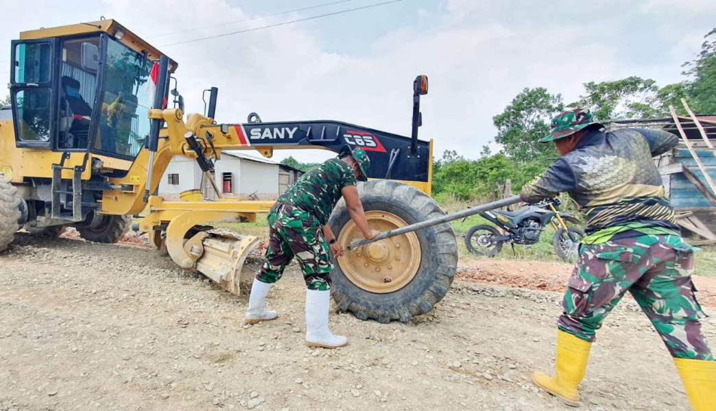 Kerjasama Satgas Untuk Memperbaiki Kerusakan Grader Alat Berat