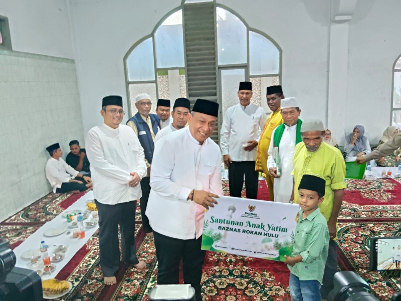 Saat Safari Ramadan 1447 H, Baznas Rohul Serahkan Bantuan Bagi Anak Yatim