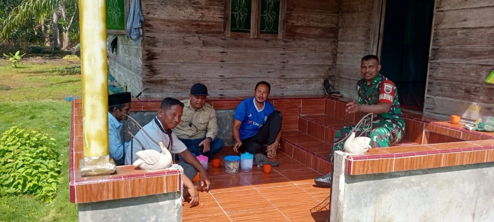 Jalin Sinegritas, Babinsa Ajak Warga Teluk Belitung Perkuat Kebersamaan