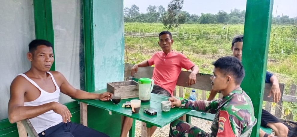 Tanamkan Ideologi Bangsa, Serda Chanro Silalahi Ajak Warga Kampung Pancasila Amalkan Pancasila