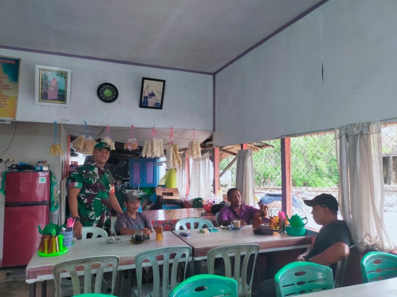 Bangun Kebersamaan dari Wilayah Binaan, Babinsa Gelar Komsos di Kampung Pancasila Merbau