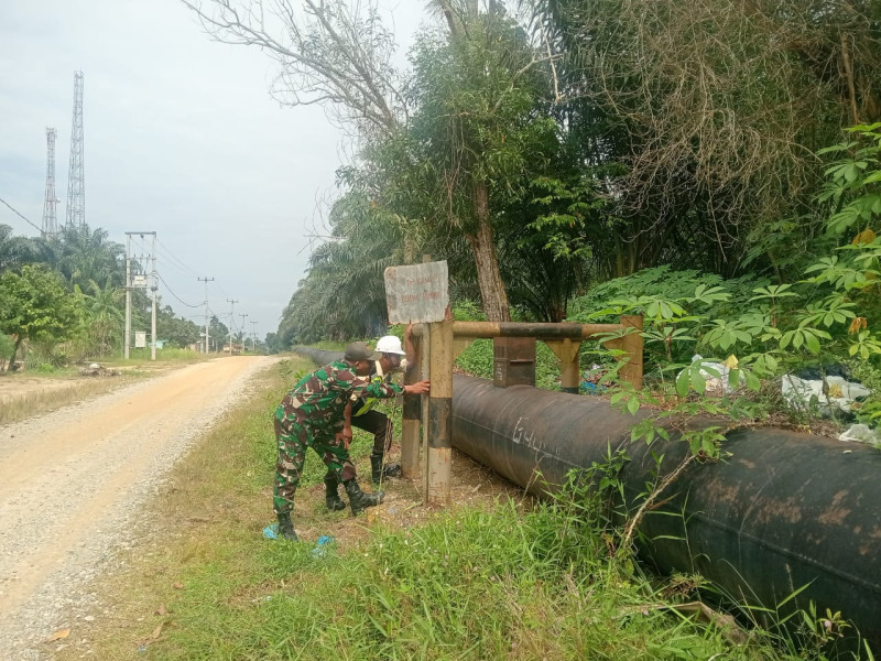 Babinsa Koramil-01 Dumai dan SKK Migas Gelar Patroli Pengamanan Pipa Minyak di Dumai Selatan