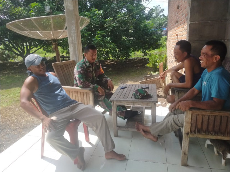 Menjaga Kondusifitas Keamanan Wilayah, Serda Iwan Sahputra Laksanakan Komsos