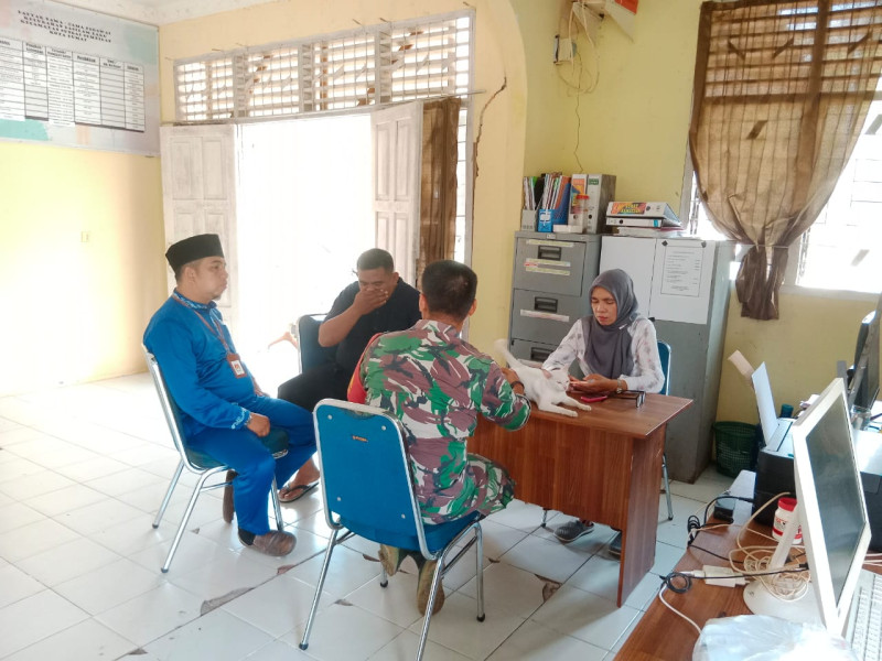 Dengan Komsos, Serda Bambang Irwanto dan Perangkat Kelurahan Bertukar Pikiran