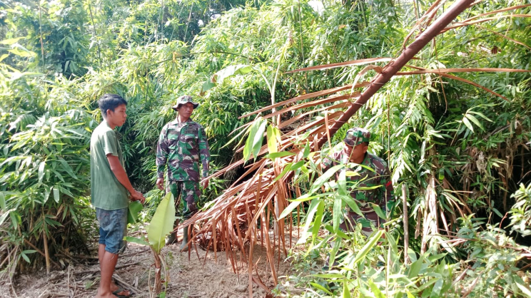 Kerja Sama Babinsa dan Warga Desa Tanjung Bunga Jaga Lingkungan dari Karhutla