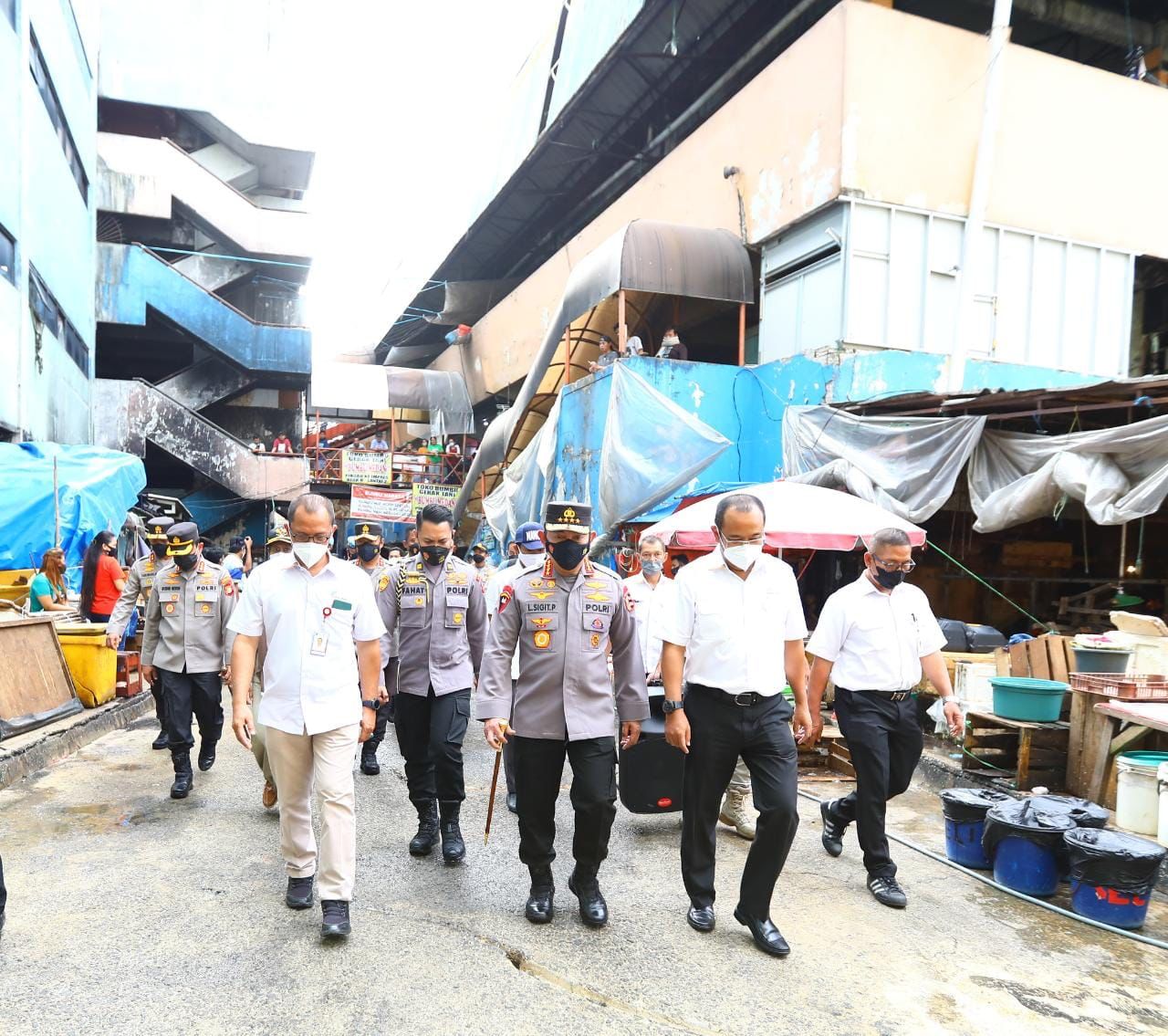 Tinjau Pasar Minggu, Kapolri Pastikan Stok Minyak Curah untuk Warga Aman 