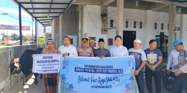 Polres Pematangsiantar Serahkan Bantuan Hewan Kurban dari Kapolri dan Kapolda Sumut di Mesjid Nurul Ikhwan