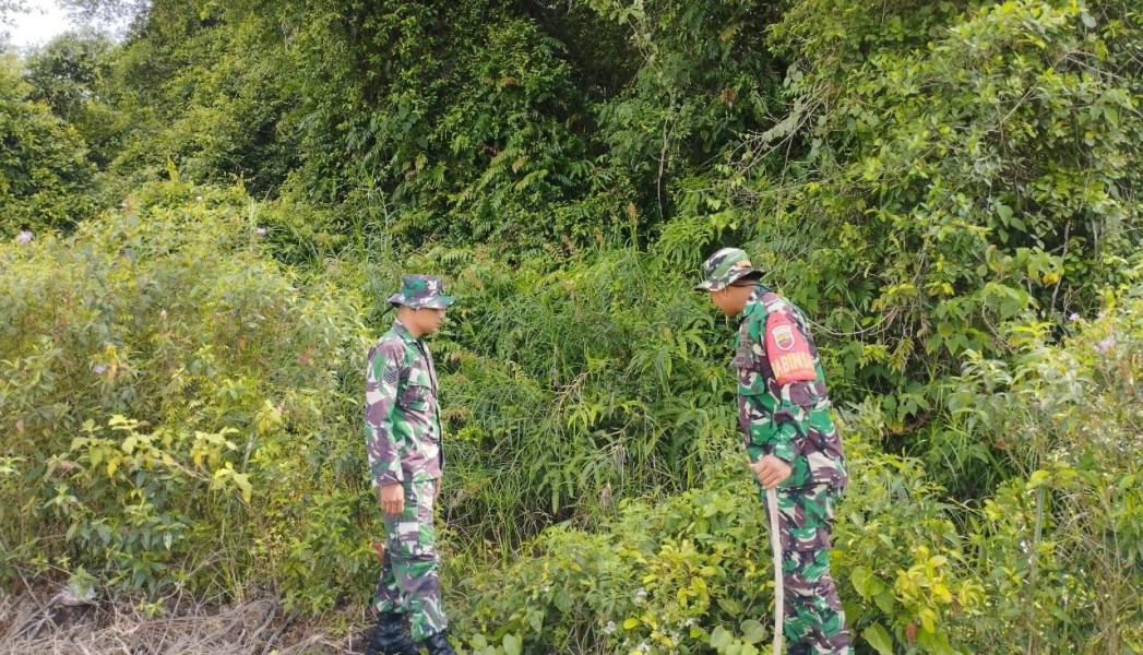 Patroli di Desa Renak Dungun, Babinsa Tekankan Larangan Bakar Lahan