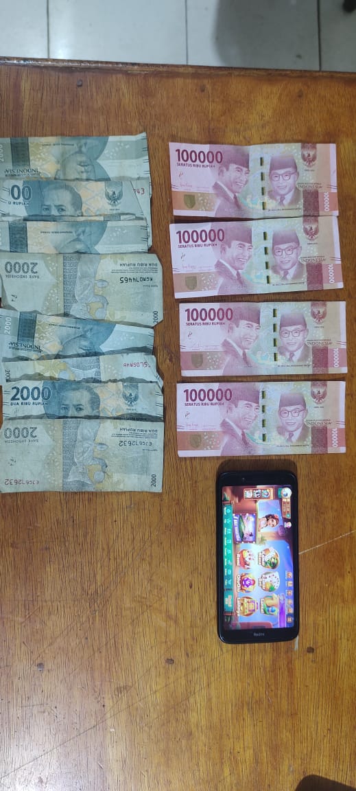 Personil Polsek Tandun Amankan Warga Bono Tapung, Diduga Jual Chip Untuk Judi Online High Domino