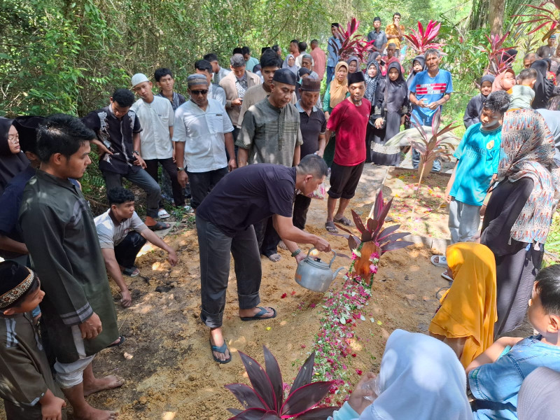 Kodim 0320/Dumai Turut Berduka, Kasdim Tandu Keranda dan Tabur Bunga Untuk Almarhumah Istri Serma Efrizal