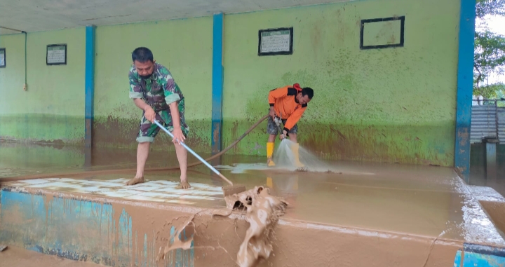 Petugas Bantu Warga Bersihkan Sisa Lumpur Dan Sampah Plastik Pasca Banjir,