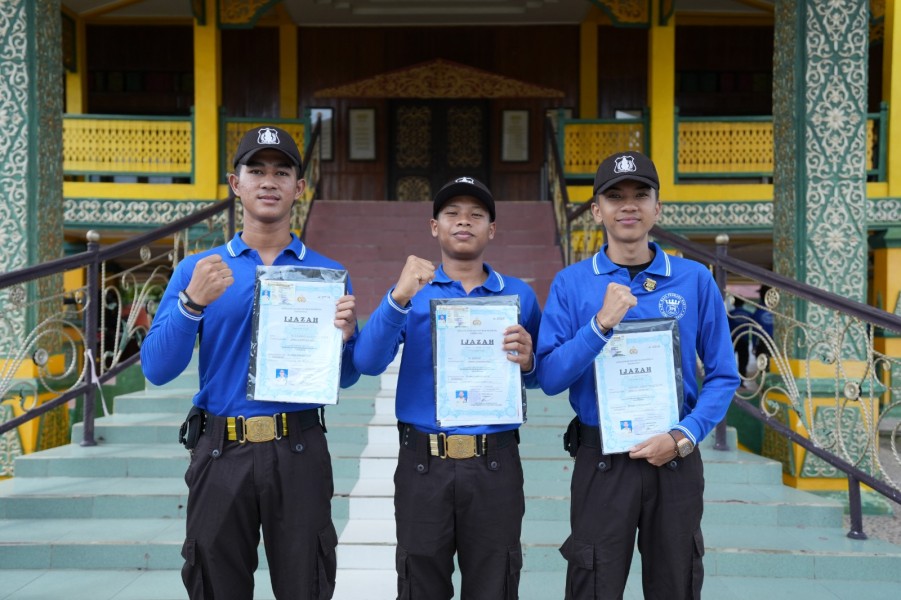 Lahirkan Bibit Tenaga Kerja Lokal Unggul, GM Kilang Pertamina Dumai Serahkan Sertifikat Satpam Gada Pratama