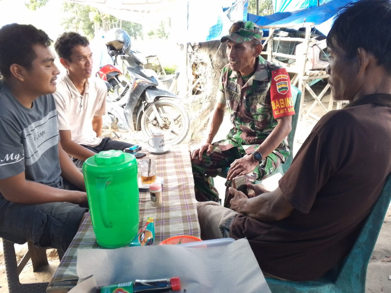 Babinsa Koramil 01 Dumai Jalin Komsos Dengan Pedagang Pasar Bukit Batrem