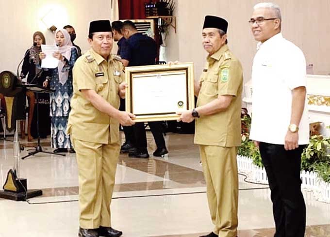 Bupati Kabupaten Rohul Meherima Penghargaan Anugrah Treasury Award Tahun 2023