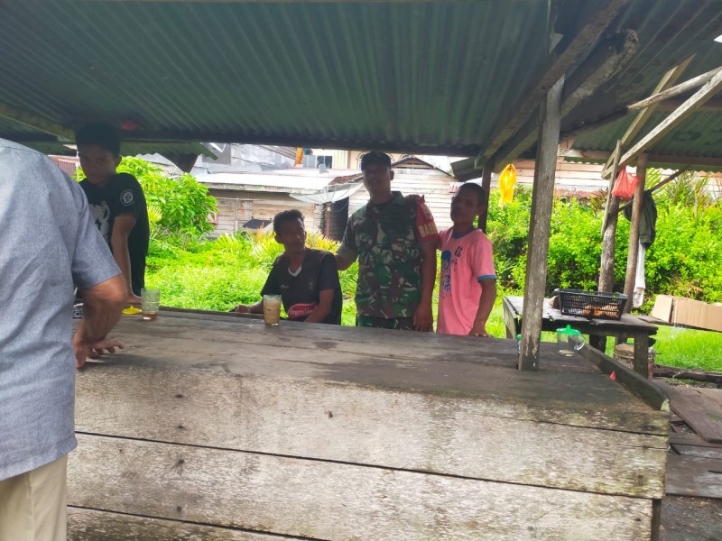 Lewat Komsos, Babinsa Ingatkan Warga Pentingnya Mengamalkan Pancasila