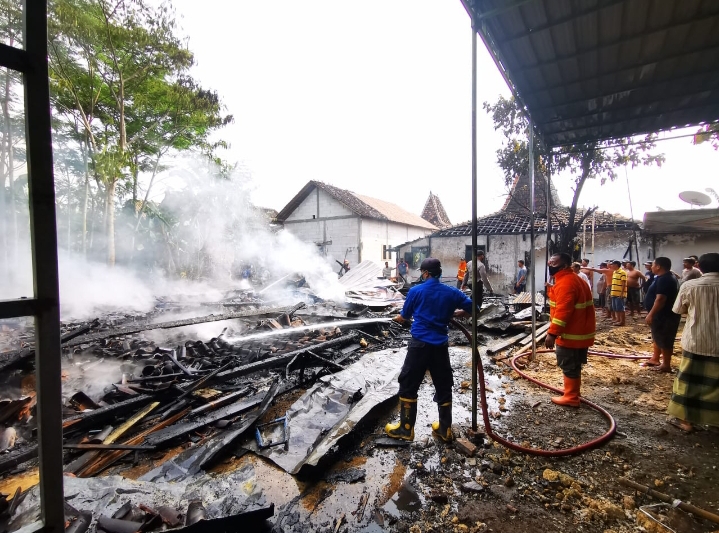 Dilalap Sijago Merah, Gudang Kapuk Di Desa Sundoluhur Kayen Ludes Rata Dengan Tanah