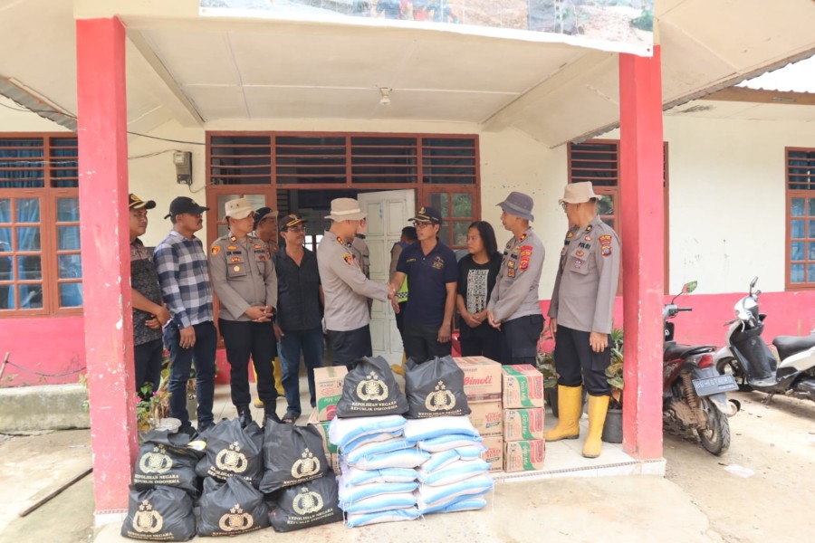 Kapolres Tapteng Tinjau Lokasi Longsor di Sitahuis: Serahkan Bansos dan Serap Aspirasi Warga