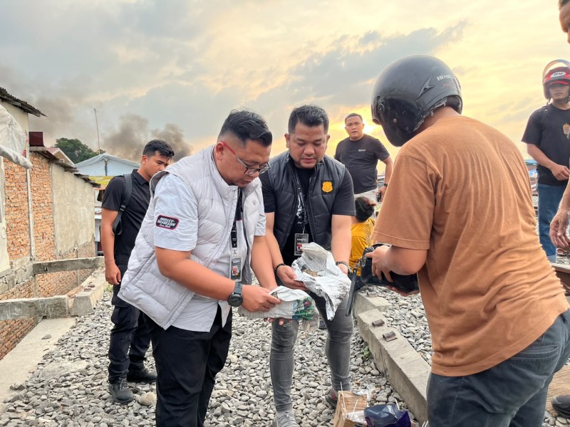Polrestabes Medan Ratakan Bantaran Rel KA Medan - Kualanamu yang Jadi Sarang Narkoba 3 Kg Ganja, Sejumlah Paket Sabu, Hingga Beragam Senjata Disita