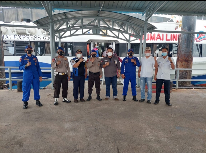 Ditpolairud Polda Kepri Beri Himbauan Protokol Kesehatan 5 M di Beberapa Pelabuhan Domestik di Provinsi Kepri