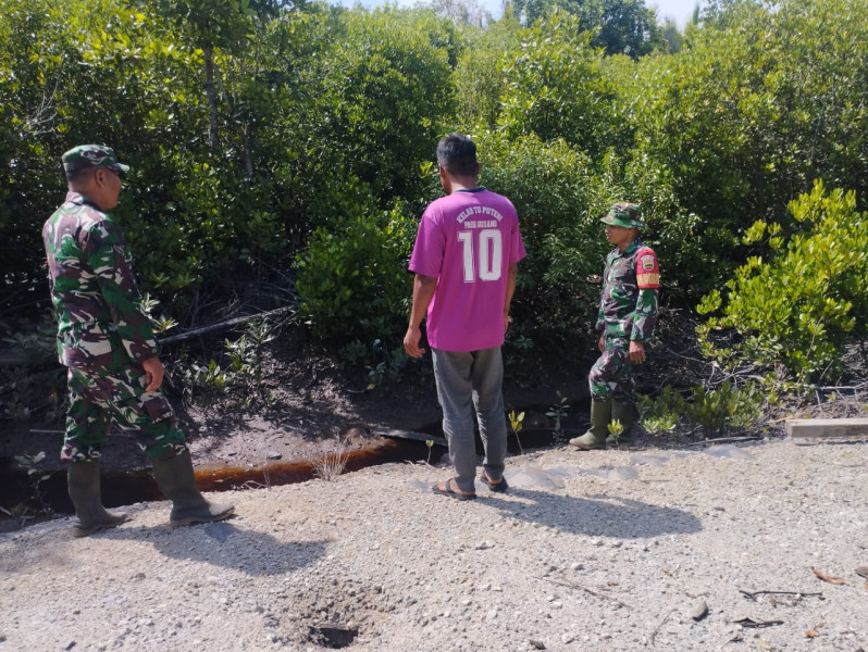 Sinergi Babinsa dan Warga Desa Teluk Ketapang Perkuat Pengawasan Karhutla