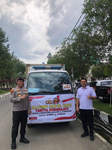 Polda Sumut Salurkan Bantuan Sembako dan Air Bersih dari Alumni Akpol 2003 untuk Warga Terdampak di Langkat