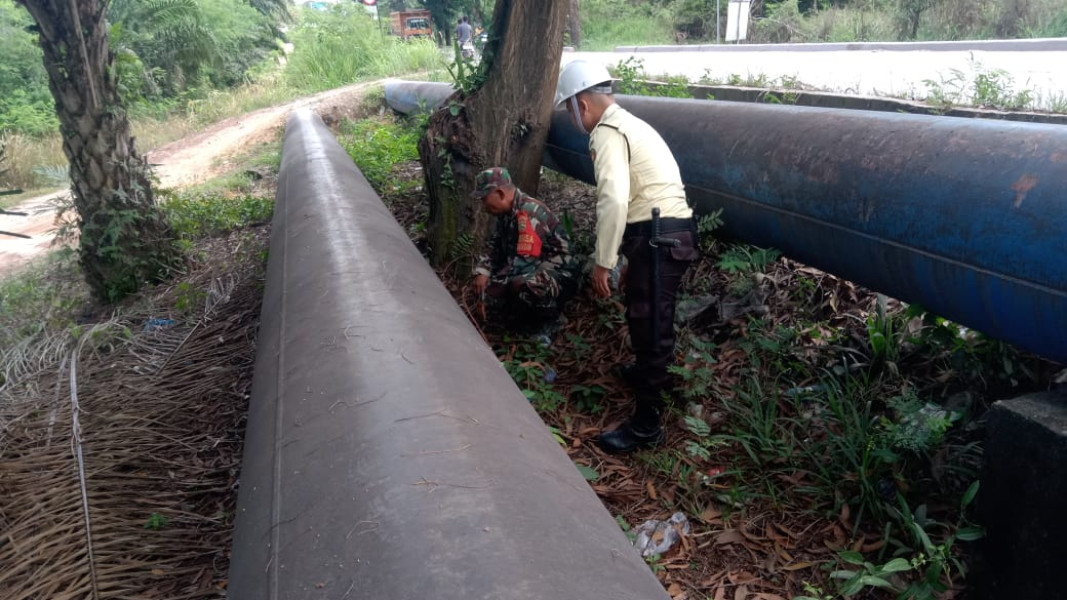Babinsa dan Security PT PHR Cegah Aktivitas Berisiko di Jalur Pipa Pertamina