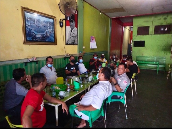 Paur Humas Polres Rohul Ngopi Bareng Bersama Rekan Pers di Ujung Batu