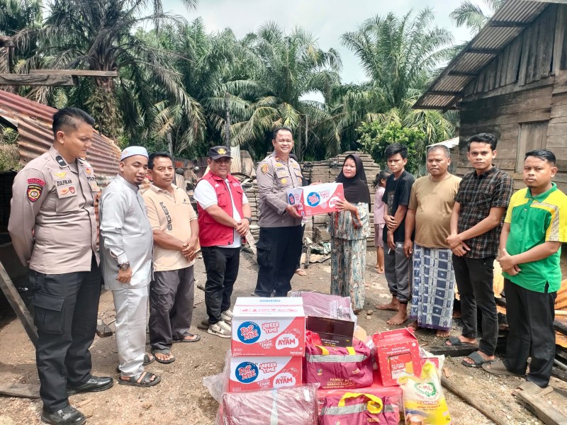 Kapolsek Kepenuhan dan Camat Salurkan Bantuan untuk Korban Kebakaran di Desa Ulak Patian