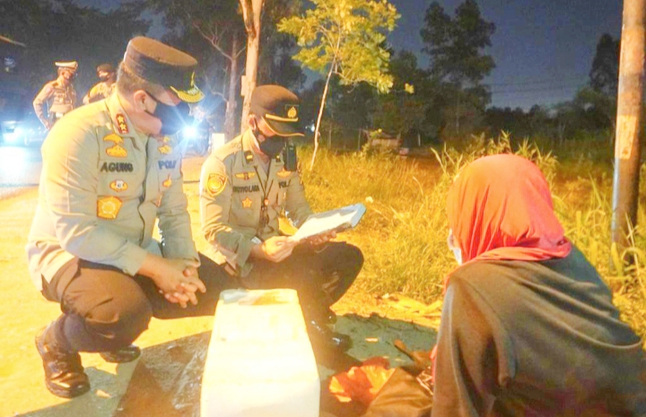 Kapolda Riau Pimpin Patroli Skala Besar Dan Bagikan Paket Sembako Hingga Borong Dagangan Kaki Lima