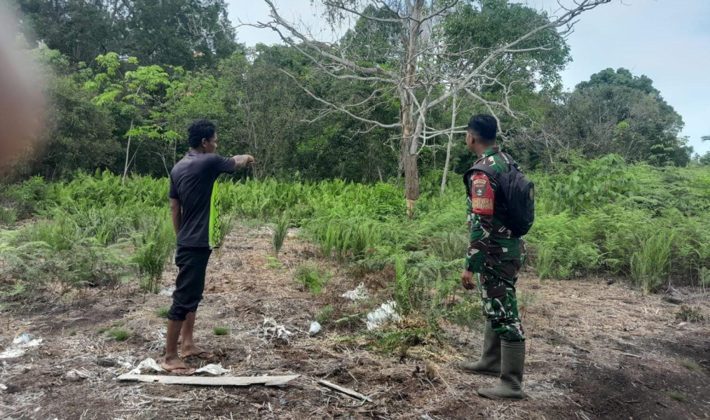 Babinsa Pratu Hutagalung Edukasi Warga dan Pantau Lahan Gambut Demi Cegah Karhutla