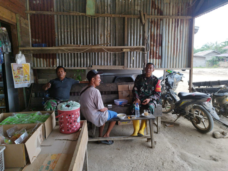 Komsos Serda Miftah Dengan Masyarakat Guna Hindari Karhutla