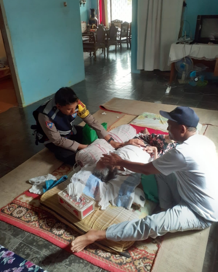 Door to door, Bhabinkamtibmas Serahkan Bantuan Sembako Kapolresta Jambi ke Masyarakat 