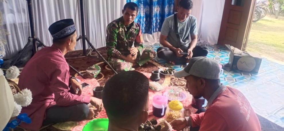 Melalui Komsos, Babinsa Koramil 06/Merbau Kokohkan Persatuan dan Silaturahmi Masyarakat Merbau