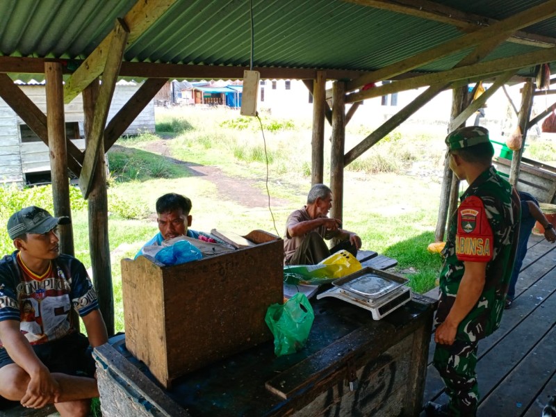Perkuat Kebersamaan, Babinsa Serda C.J. Silalahi Sambangi Warga Kampung Pancasila di Merbau