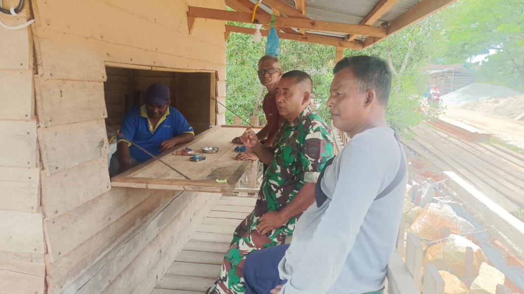 Tingkatkan Kepedulian Sosial, Babinsa Koramil 06/Merbau Gelar Komsos