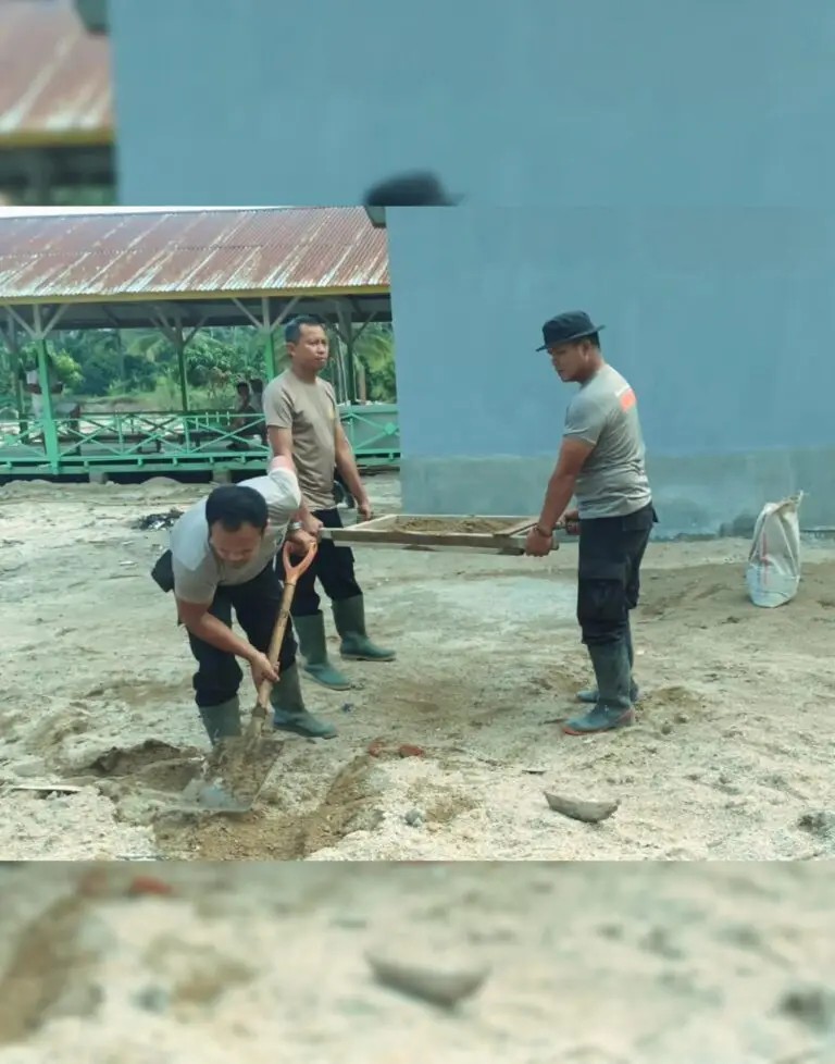 Dari Rumah Swadaya hingga Pagar Sekolah, Brimob Hadir Dampingi Warga Tolang Julu