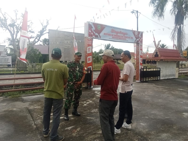 Lewat Komsos, Babinsa Ingatkan Pentingnya Toleransi dan Gotong Royong