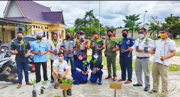 CV. BSI dan Lembaga Jemad Kembali Tanam Manggis Bersama Karang Taruna Serta Lurah Kampung Baru