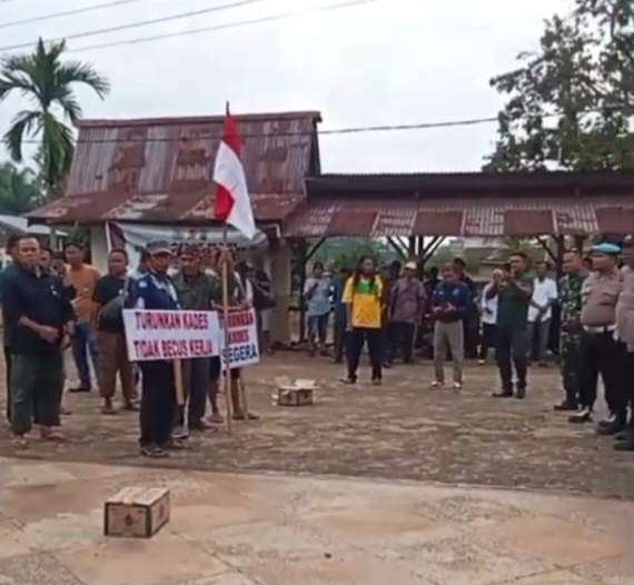 Kades Pembohong, Ratusan Warga Datangi Kantor Desa Pasir Utama Ajukan Beberapa Tuntutan
