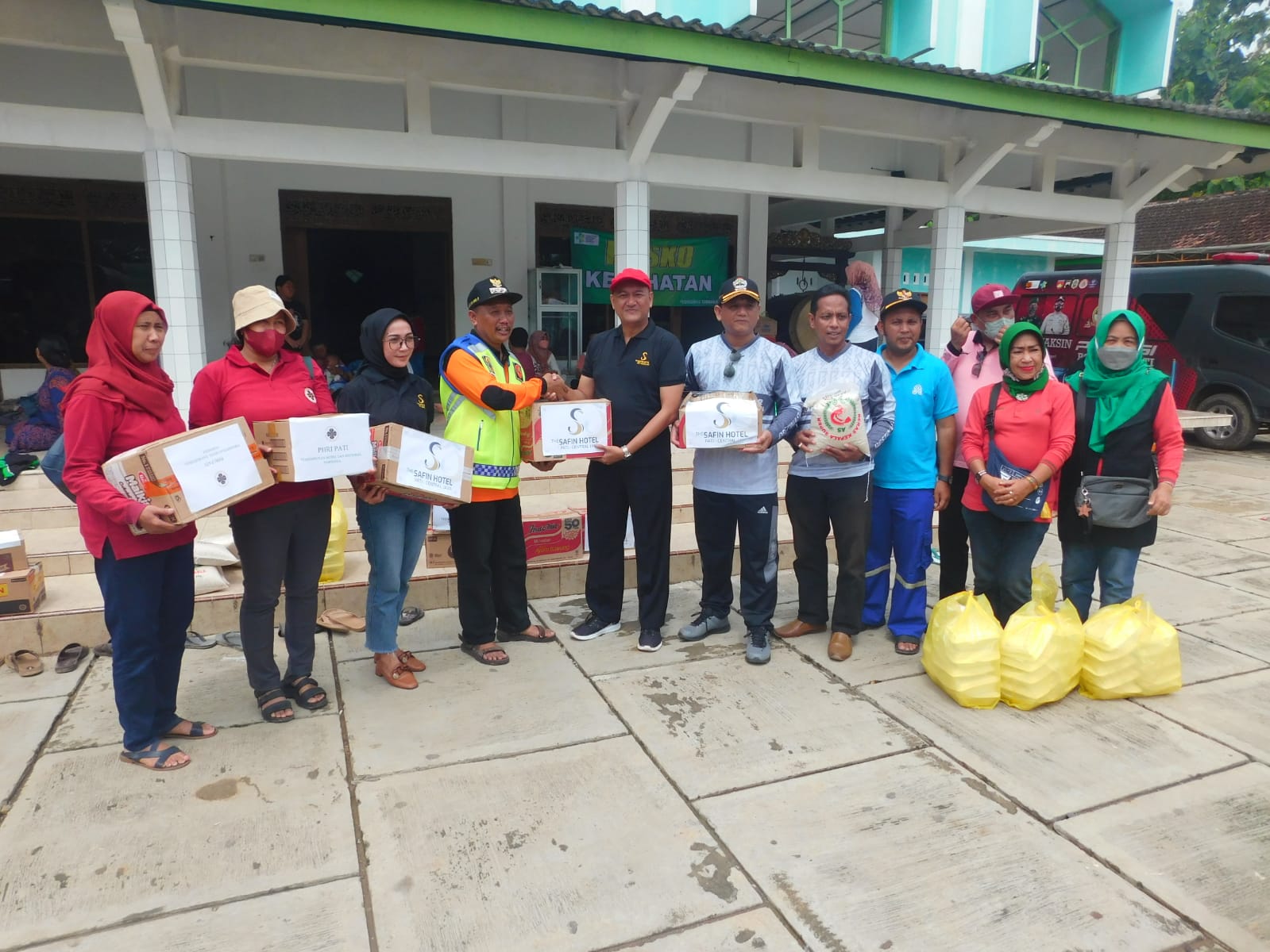Hotel Safin Pati Dan Pengurus PHRI Berikan Bantuan Kepada Korban Banjir Sinomwidodo