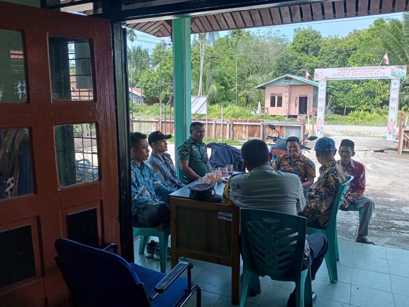 Babinsa dan Staf Kelurahan Teluk Belitung Perkuat Komunikasi Wilayah