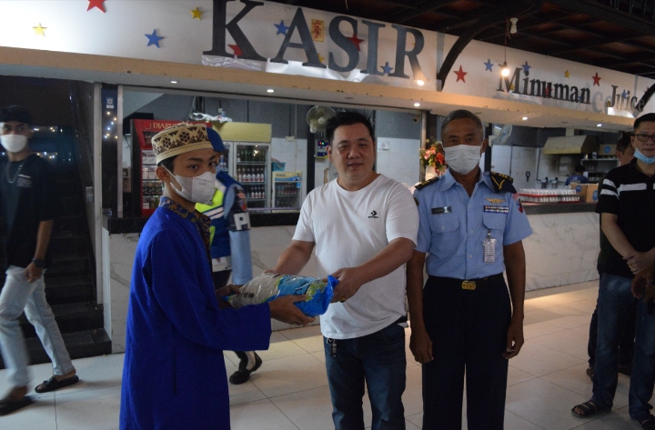 Lanud Hangnadim Bersama Dengan Food Center 28 Menggelar Acara Buka Puasa Sekaligus Pemberian Tali Asih Kepada Anak - Anak Panti Asuhan