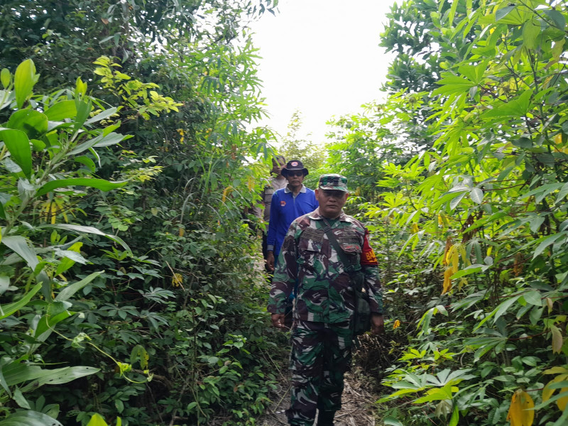 Babinsa Koramil-01/Dumai Ingatkan Warga Bukit Timah Tentang Bahaya Membakar Lahan