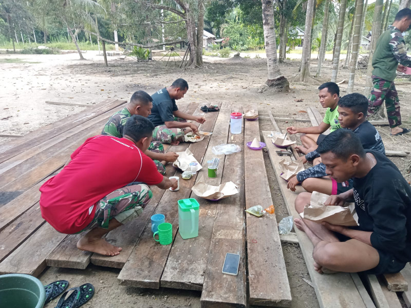 Dibawah Pimpinan Dansatgas Letkol Inf Anthony Tri Wibowo, TMMD Ke 117 Dan Masyarakat Eratkan Hubungan Dengan Makan Bersama