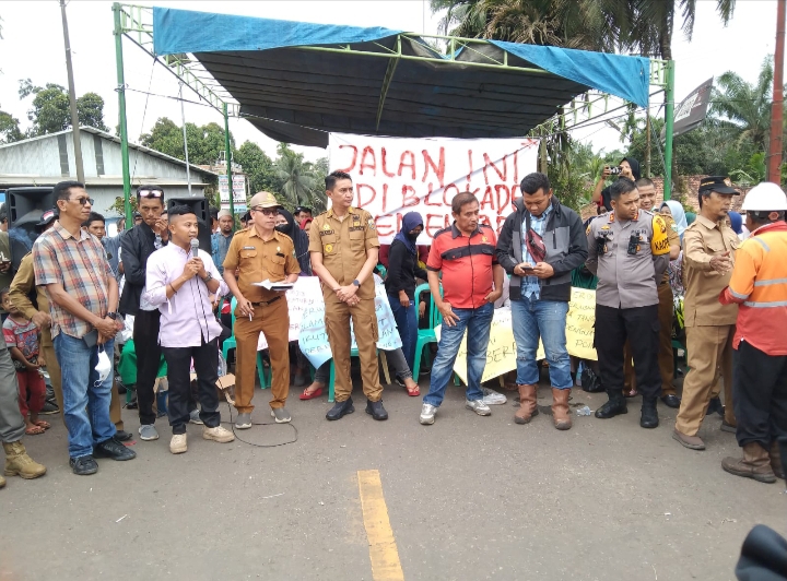 Ratusan Warga Di Kecamatan Taman Rajo Kabupaten Muaro Jambi Memblokade Jalan
