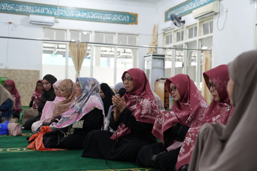 PWP Kilang Dumai Bagian 100 Paket Makan Siang Jumat Berkah dan Mukena Gratis untuk Jamaah Masjid di Kelurahan Bukit Timah