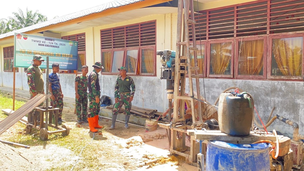 Dansatgas TMMD Tinjau Langsung Pengeboran Air Bersih di SDN 49 Mandau