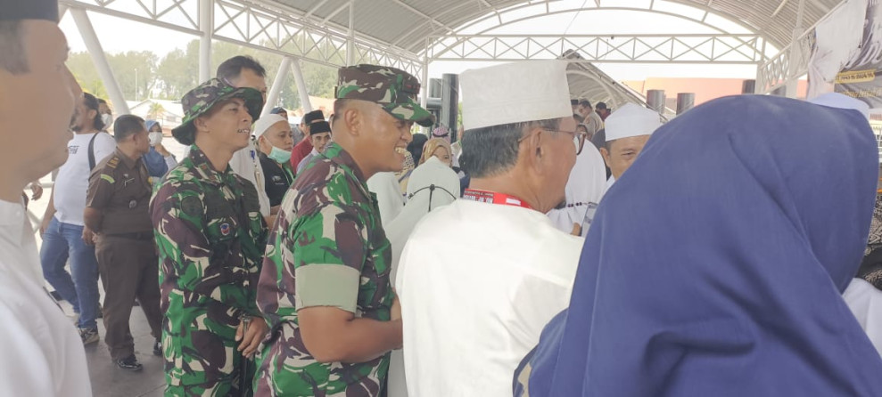 250 Jemaah Haji Disambut Dandim 0320/Dumai di Pelabuhan Pelindo
